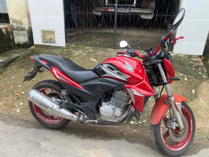 Vendo uma moto CB 300 todos em dias sem nada pra fazer bom estado sem?