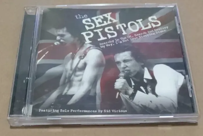 CD - The Sex Pistols - Featuring Solo Performances By Sid Vicious (conservado, com luva)