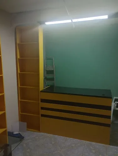 Balcão com prateleira