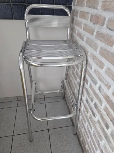 Banqueta alta de alumínio frisado