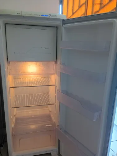 Geladeira Electrolux funcionando perfeitamente vem conservada FROST FREE