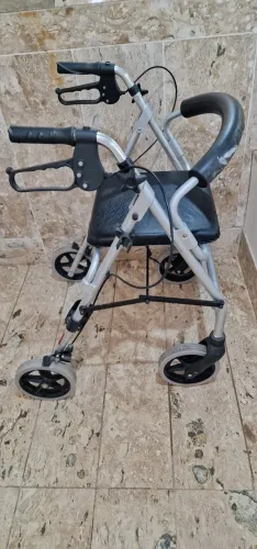Andador para idoso de quatro rodas
