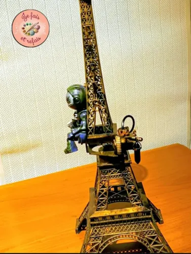 Torre Eiffel Retrô Futurista