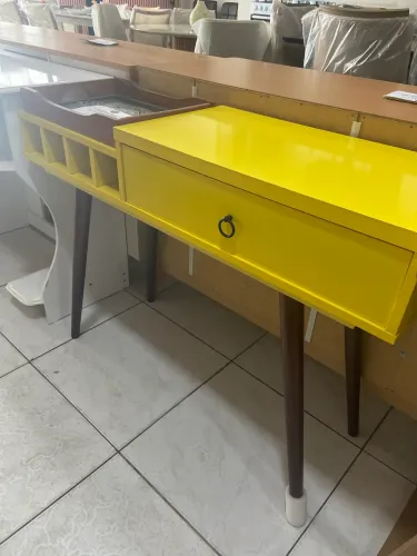 Aparador amarelo