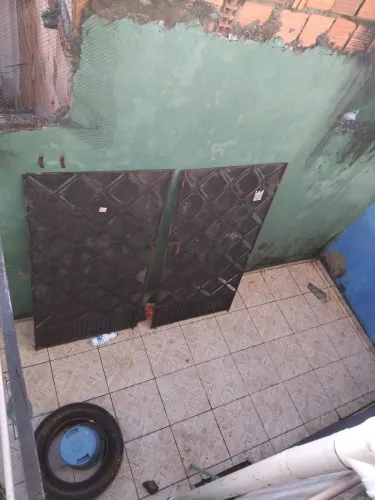 Portão de ferro reforçado. 2 metro de altura por 2 metros de largura.