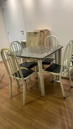 Mesa com 4 cadeira