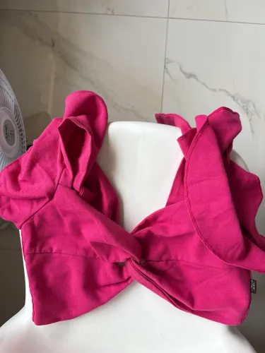 Roupa de amarração com laço rosa