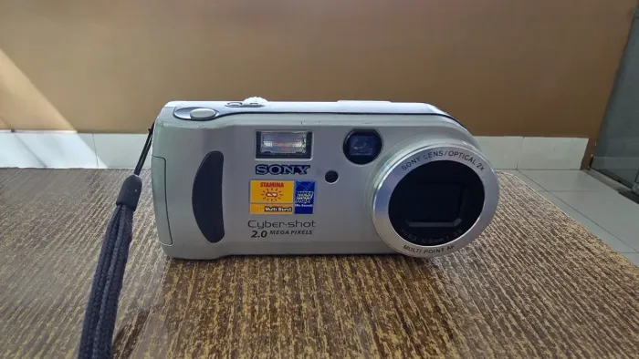 Câmara Sony cyber-shot DSC-P51 de 2.0 MEGAPIXELS esta funcionando nao tenho o cartão dele