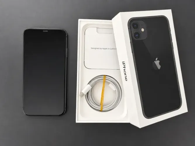 iPhone 11 64GB - Original + 3 Cases