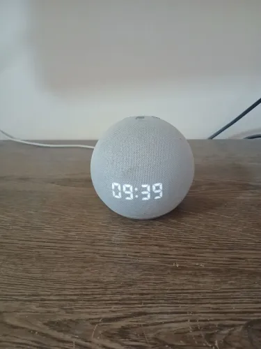 Echo Dot 5 com relógio 