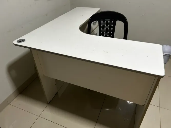 Mesa tipo L com cadeira