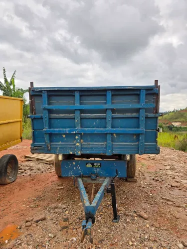 Carreta Agrícola 4 toneladas basculante manual para trator 