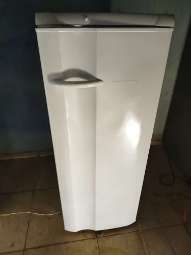 Geladeira Eletrolux bem conservada 300 litros faço entrega