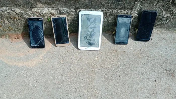 4 celular e 1 tablete...tirar peças...ou trocar tela