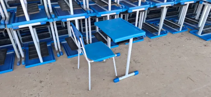 Kit Cadeira + Mesa por 20 reais