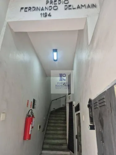 Sala em prédio sem elevador com 4 divisões , 3 WC , cozinha e quintal coberto, à venda por