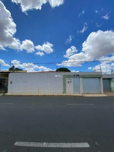 CASA RESIDÊNCIAL COM 02 VAGAS DE GARAGEM COBERTA NO BAIRRO MARQUÊS.