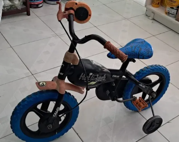 Bicicleta infantil Caloi hot weels aro 12