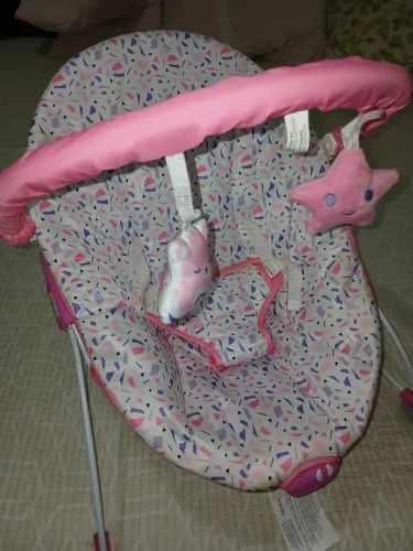 Cadeirinha vibra e toca