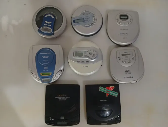 lote com 8 discman leia o anúncio
