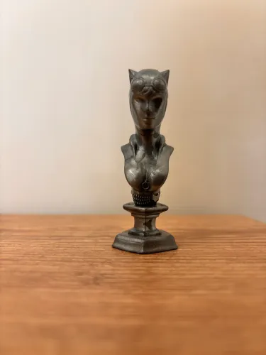 Mini Busto Omelete Mulher Gato Steel Legends