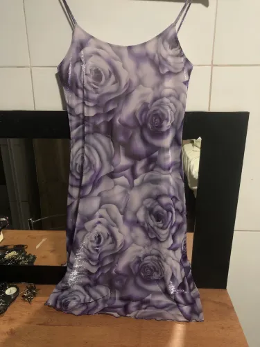 Vestido roxo com rosas (Anos 90 ou 2000)