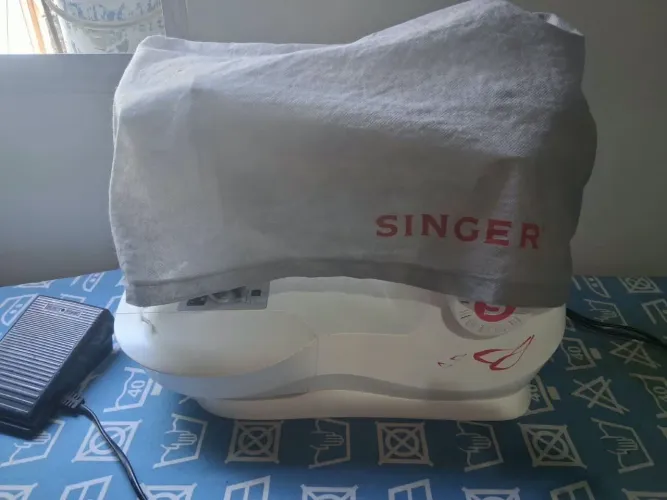 Máquina de costura singer semi nova