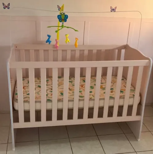 Conjunto berço e guarda roupa rosa