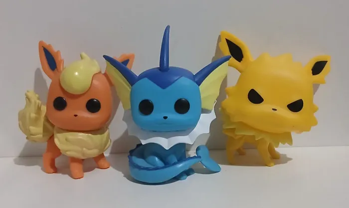 LOTE 3 BONECOS FUNKO POP EEVEELUTIONS POKEMON VAPOREON FLAREON JOLTEON