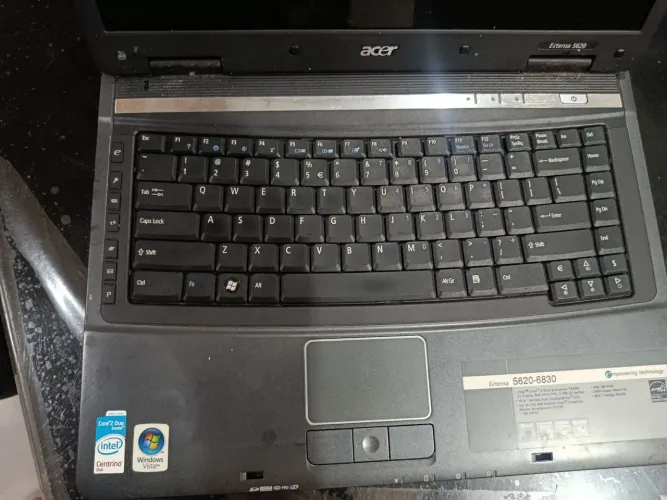 Este é um notebook Acer Extensa, provavelmente um modelo das séries 5220 ou 5620.