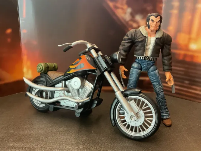 Marvel Legends Wolverine (Logan) com Moto Toybiz (Cinza)