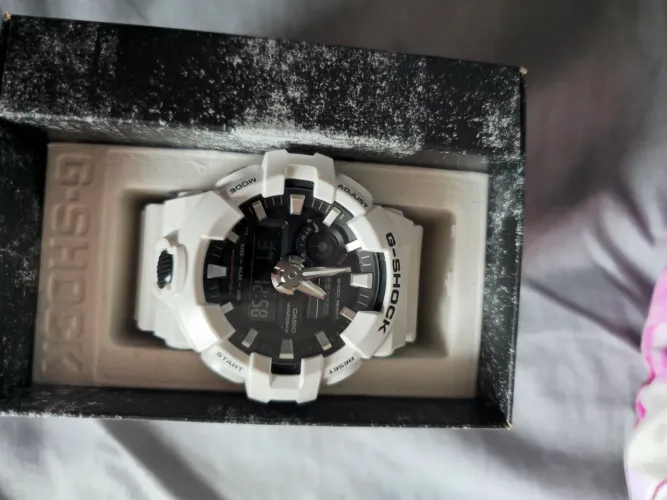 Vendo relogio g-shock branco praticamente novo, tenho nota ,caixinha original.