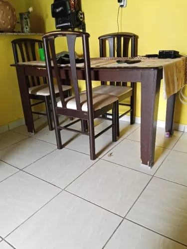Mesa usada em boa tem um pouco de inchado na parte de cima mais da pra usar tem 5 cadeiras