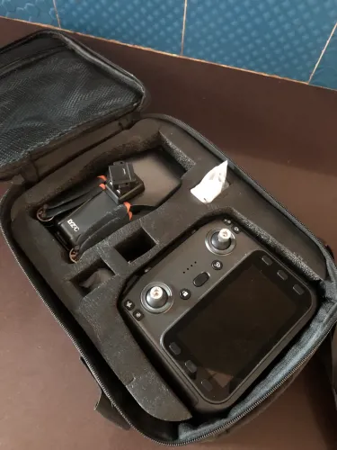 drone Lyzrc L600-1 Pro Max com controle remoto com tela e bolsa de transporte