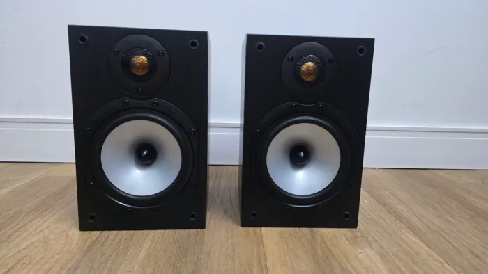 Par de Caixas Bookshelf Monitor Audio MR1 perfeitas