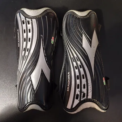 Caneleira de Futebol Diadora - Preta e Prata (Com Velcro)