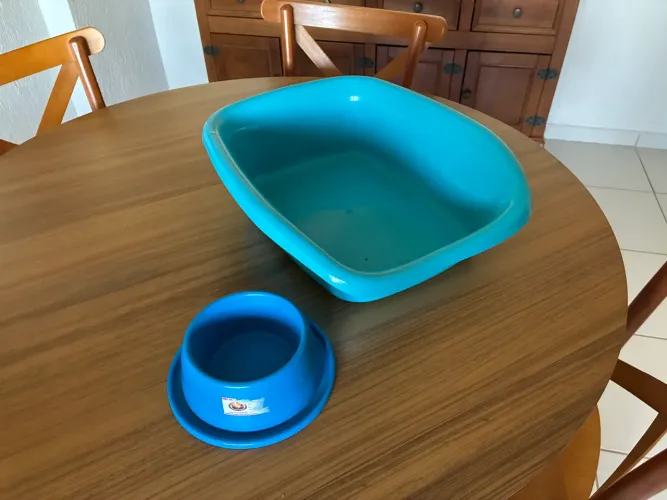 Doação de pote de ração e caixa de areia para gato na cor azul
