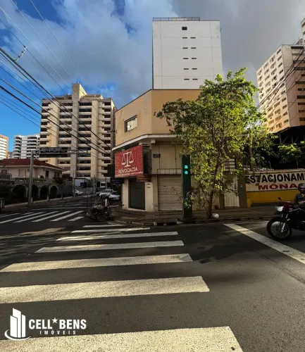 Sala comercial localizada no Centro, no 2º andar, próxima à Academia Bluefit e à Av. Alber