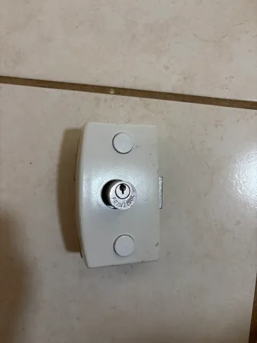 Vendo fechadura para porta de vidro , porém não tenho a chave