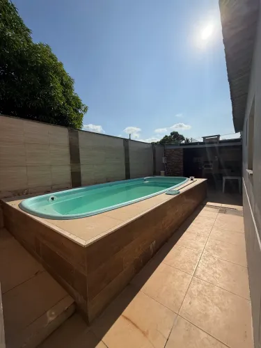 Casa de 3 quartos com piscina e área de churrasco.