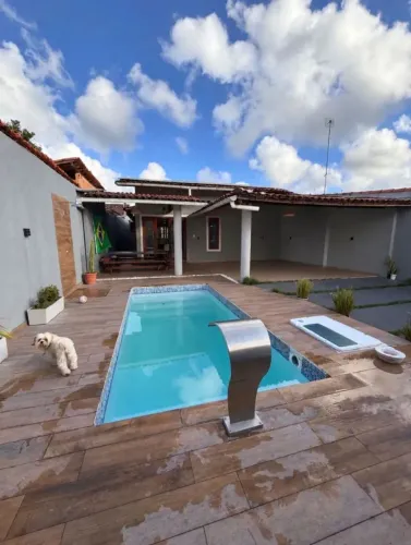 Casa com piscina na Orlando Lobato