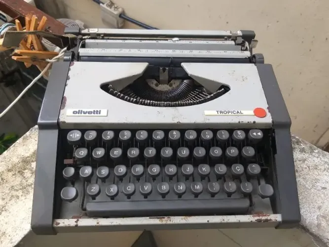 Máquina de escrever olivetti com maleta