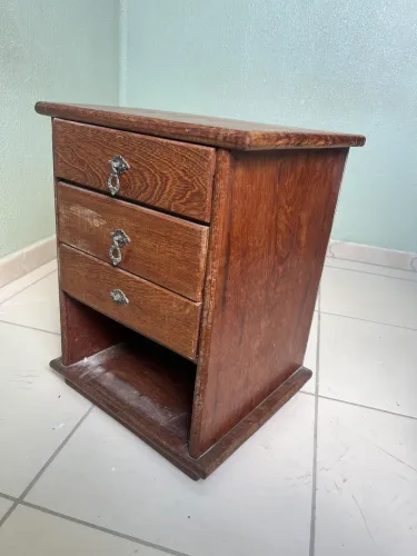 Mesa de cabeceira com gavetas em angelim.