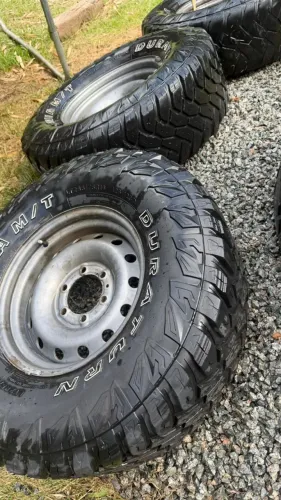 Rodas Mitsubishi Savana com pneus