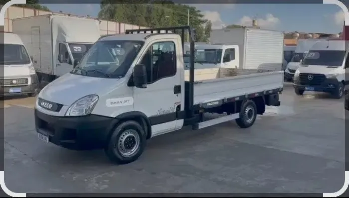 Aluga-se Iveco mensal com capacidade de até 4500 kg