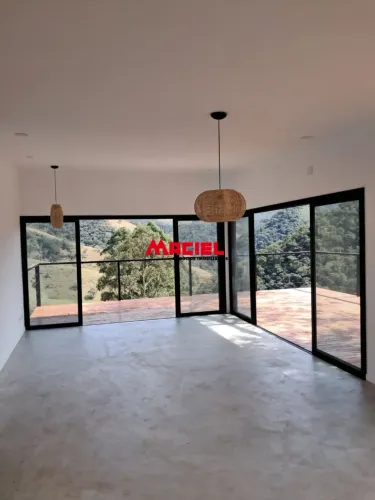 Chácara com construção em wood frame por construtora que oferece 5 anos de garantia.