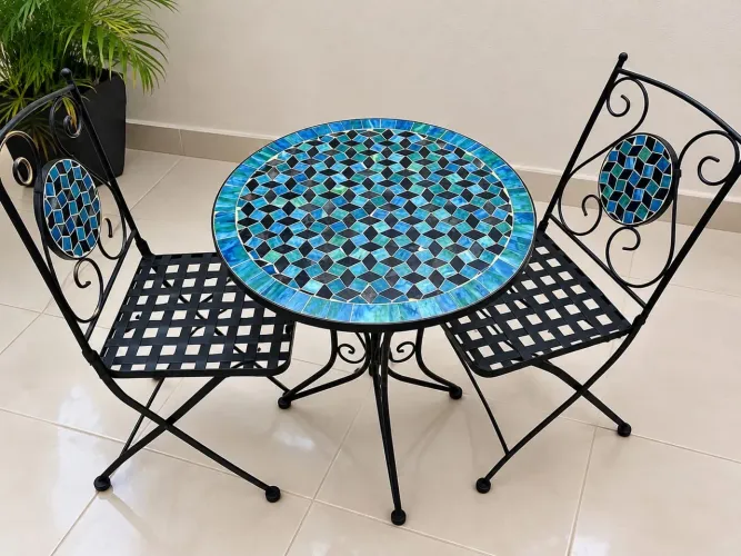 Mesa de ferro com duas cadeiras