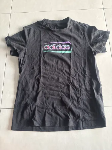 Camiseta preta feminina da Adidas 
