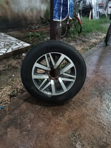 Rodado completo Hailux aro 18 em ótimo estado