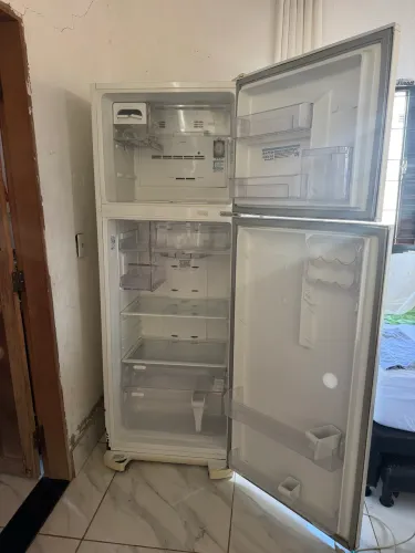 Vende-se geladeira